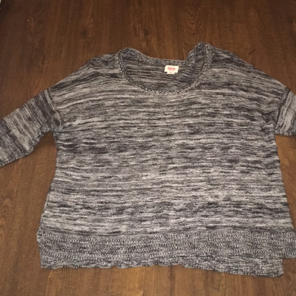 Thin 3/4 length sleeve sweater top!